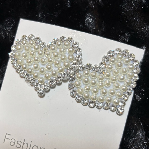 Jewelry - Pearl Heart Earrings